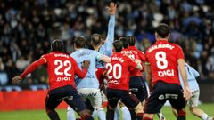 Carl Starfelt y Borja Iglesias, durante el Celta-Osasuna.