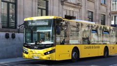 Un bus, circulando en Ourense.