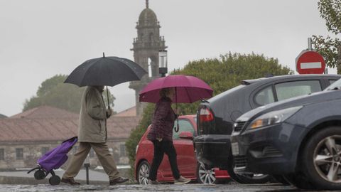 Ayer hicieron falta los paraguas en la ciudad de Santiago.