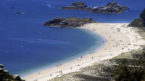 La playa de Rodas es el principal arenal de las C�es, la gran joya de la corona del litoral gallego. Forman un escudo natural de la r�a de Vigo. Con el hundimiento del �Prestige� evitaron que el chapapote destrozara la r�a. 430 kil�metros de belleza que tienen prolongaci�n con un majestuoso fondo marino.