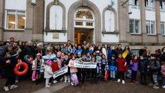 Las familias del CEIP Froebel de Pontevedra se concentraron este mi�rcoles a las puertas del colegio para exigir que se agilice la reforma pendiente