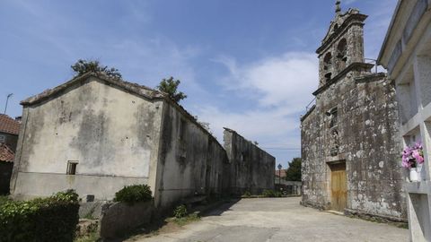 ZAS. La casa rectoral de Lamas es uno de los ejemplos de construcciones del Arzobispado de Santiago que están en franca degradación. Para el alcalde Manuel Muíño esta lenta desaparición del patrimonio es «moi preocupante», por lo que considera «un avance que a Xunta se preocupe de lexislar sobre isto». En muchos casos, la ley llegará tarde
