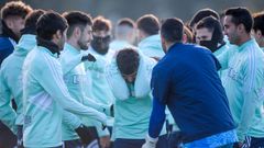 Los jugadores del Oviedo le hacen un pasillo a Pomares