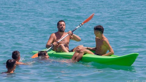 Salvini se relaja en una playa de Potenza, en una parada de su tour electoralista por la costa