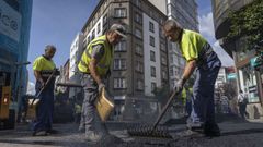 Los trabajos de renovaci�n del firme� en la calle Doutor Teixeiro obligaron a cortar el tr�fico durante toda la ma�ana