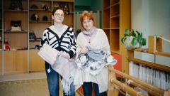 Beatriz y su hija en la tienda Landra Moure en O Couto, con productos de Artesana de Galicia