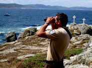 Un vigilante de la cofrad�a de Corme, inspeccionando el tramo rocoso pr�ximo a O Roncudo.