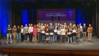 Foto de familia cos rapaces das escolas, as autoridades, os concursantes...