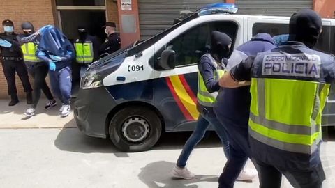 Agentes de polica trasladan a dos de los tres detenidos en la vivieda de Almera donde se esconda el yihadista buscado en Europa