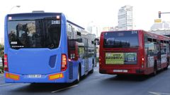 Un bus de la l�nea metropolitana adelantando a veh�culo de la Compa��a de Tranv�as de A Coru�a. 