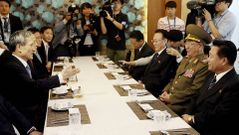 La delegaci�n norcoreana (derecha) realiz� una breve visita de cortes�a al primer ministro surcoreano, Chung Hong-won (izquierda)
