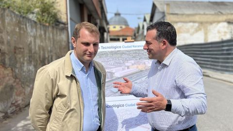 Por la izquierda, Adri�n Pumares, candidato de Foro a la presidencia del Principado, junto al candidato a la alcald�a de Oviedo, Carlos Su�rez, durante su presentaci�n del proyecto��Ciudad Naranco�