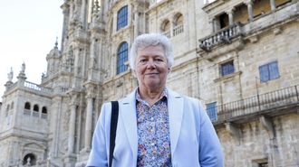 Anne L'Huillier, profesora de f�sica at�mica en la Universidad de Lund (Suecia), frente a la Catedral de Santiago