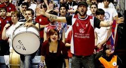 Miguel �ngel Tato, a la izquierda con su bombo animando al Obradoiro en O Sar.