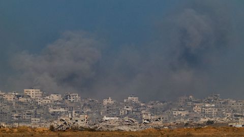 El humo de los bombardeos se eleva sobre Gaza, vista desde la frontera israel