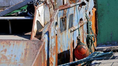 Desguace del atunero Albacora Diez en el puerto de Marín