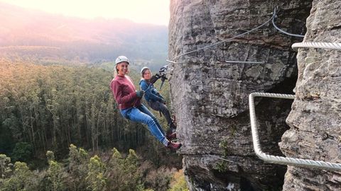 Dos mujeres, en la va ferrata A Senda do Santo, muy cerca del santuario de San Andrs