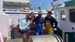 La joven Ant�a Dom�nguez, con Miguel, el capit�n del Virxen do Roc�o; John, marinero, y Ver�nica, la tutora