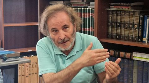Ignacio Vilar presentando a doazn da sa biblioteca ao IEV.