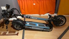 El patinete el�ctrico, modelo SmartGyro Speedway V2.0, plegado y todav�a precintado en el domicilio de su propietario