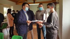 El conselleiro de Medio Rural, Jos Gonzlez (a la izquierda), y el alcalde de Castro de Rei, Francisco Balado (en el centro), en el acto de entrega 