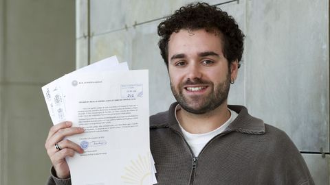 Adri&aacute;n Noia (Santiago, 2001) acudiu no 2019 ao rexistro para restitu&iacute;r o apelido &laquo;Noya&raquo;, deturpado como certifica o informe que ensina