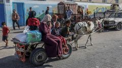 Palestinos intentando abandonar Gaza