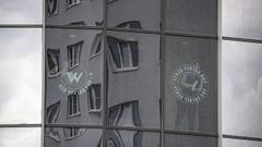 Trabajadores retiran el logotipo del Grupo Wagner de las ventanas del centro de negocios Sea Capital, en San Petersburgo.