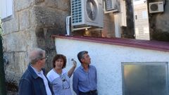 La alcaldesa de O Ri�s, Eva Barrio, habla con el delegado de la Xunta, Manuel Pardo, durante la visita al PAI.