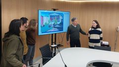 Lores, con vecinos de la calle Altamira y las arquitectas de Taller Abierto, autoras del anteproyecto