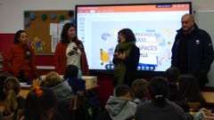 Un momento de la visita al colegio Atios. 