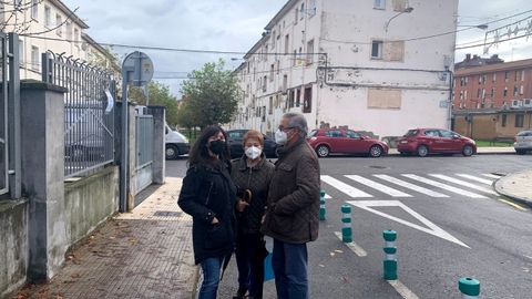 La portavoz de Podemos-Equo, Laura Tuero, con representantes de la asociaci�n �Nuestra Se�ora de Covadonga�