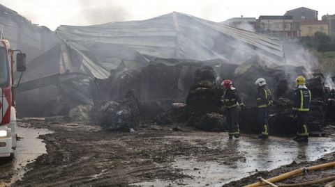 Cenizas tras el voraz incendio en la nave de reciclaje de Acteco en el polígono industrial de Sabón, en Arteixo