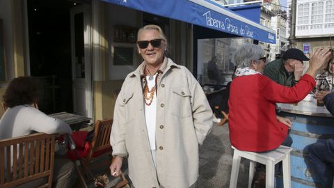 Lola Vicario, madrilea de origen zaragozano, en la Taberna Praza do Peixe, local que regenta en Cedeira y punto de encuentro de los capitalinos