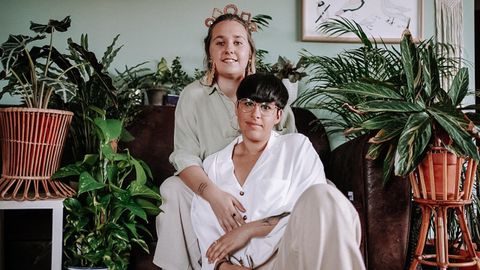 Cristina Ca�ibano y Laura White, dos avilesinas que se han casado en su casa durante este confinamiento