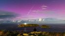 Auroras boreales esta noche desde el Cabo de San Adrin, en Malpica, con las Islas Sisargas al fondo. En la imagen, una estrella fugaz por la lluvia de estrellas Dracnidas