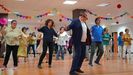 Una de las clases de bailoterapia impartida por Amador Valdés en Villa Magdalena