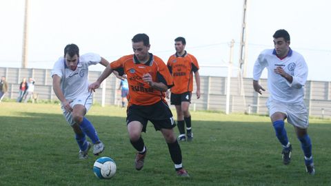 Un derbi entre el Cangas, de naranja, y el Cervo, de blanco.