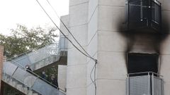 Varios agentes suben por las escaleras a la zona m�s afectada por el incendio.