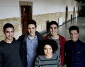 Los cinco ganadores, ayer en el instituto.