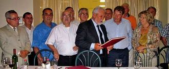 Torres, acompa�ado por Mill�n (primero, izquierda) entreg� a Gil una copia de la Constituci�n de 1812.