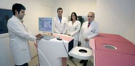 El equipo de especialistas con el PET y la camilla donde se acostar�, boca abajo, la paciente. 