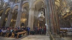 Imagen del botafumeiro en una misa del peregrino