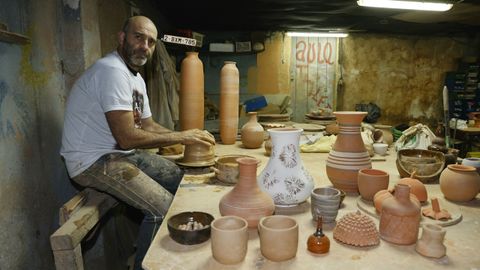 Ricardo García, en su aula taller en Mos. 