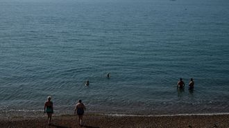 La gente disfrut� ayer del mar junto al puerto de Dover (Reino Unido)