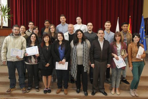 Luisa Cid entreg� los diplomas de un curso de auxiliar de comercio del programa municipal de formaci�n �Puesto a puesto�. 