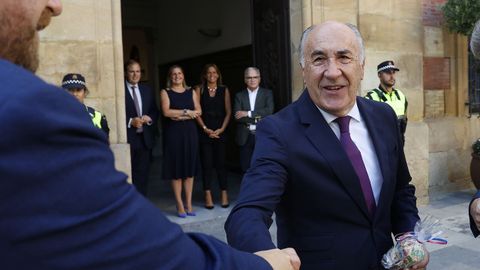 El alcalde de Algeciras y senador popular Jos Ignacio Landaluce, durante un acto en las puertas del Ayuntamiento de Algeciras (Cdiz).