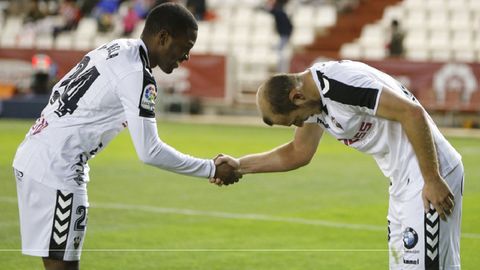 Jeremie Bela y Roman Zozulya celebran un gol