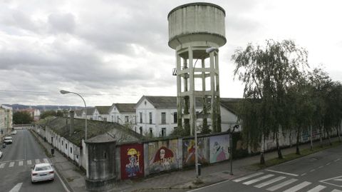 Vista de un lateral de la parcela del Sánchez Aguilera, con el depósito y varios pabellones ruinosos, en foto de archivo.