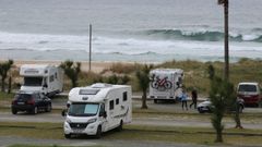 Varias autocaravanas en el aparcamiento de la playa de A Frouxeira, en Valdoviño